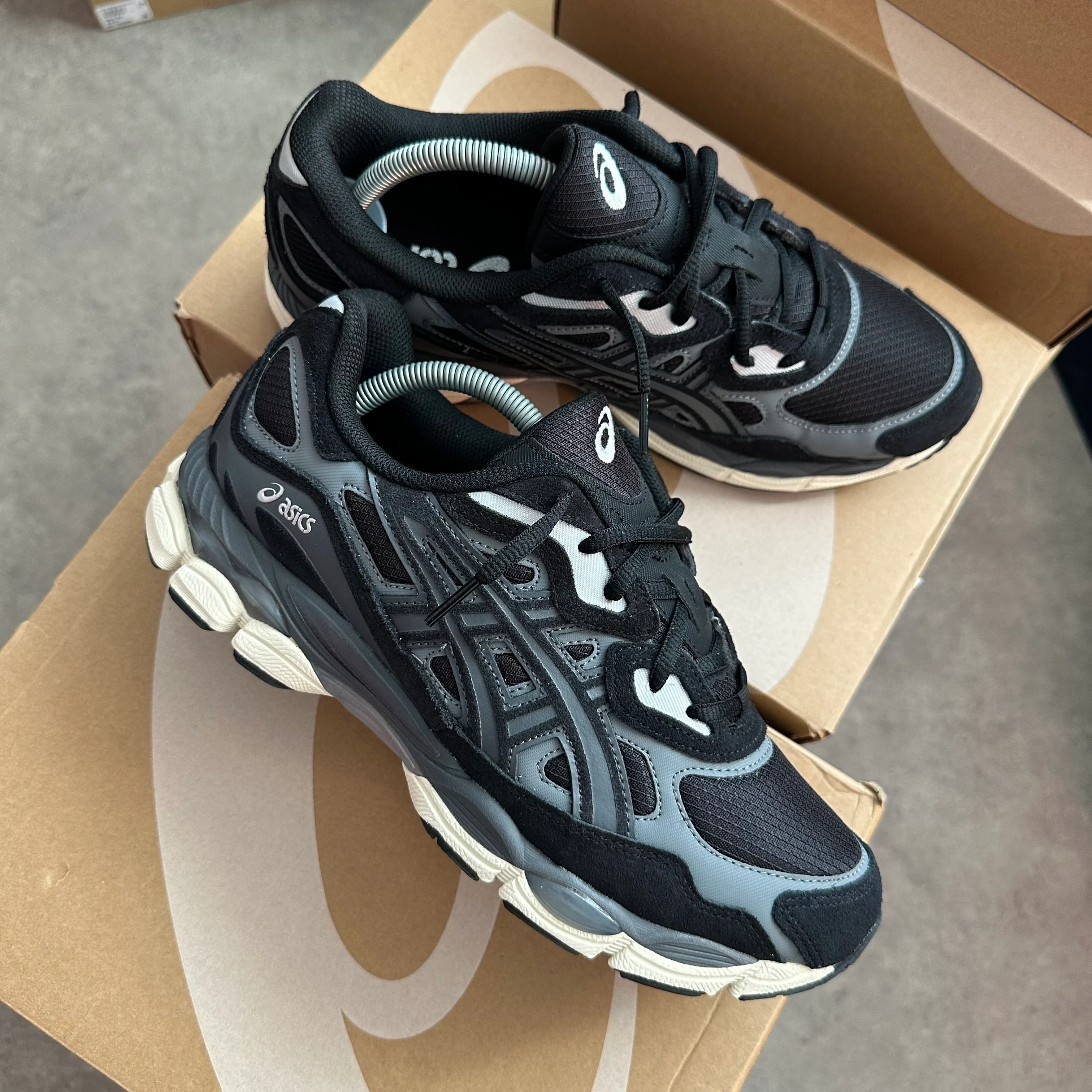 ASICS GEL NYC TRAINER - BLACK / CREAM - Image 2