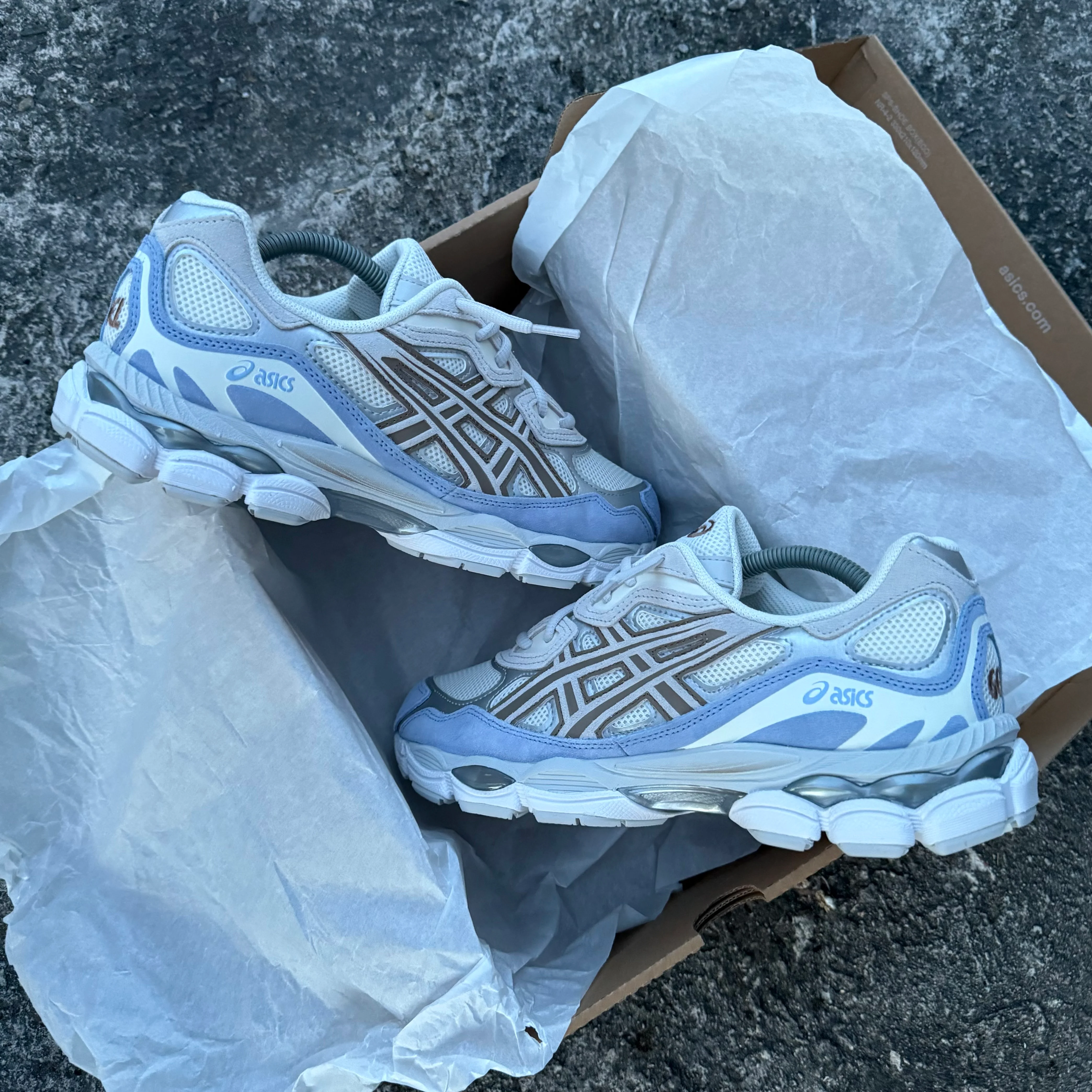 ASICS GEL NYC TRAINER - CREAM CLOUD GREY / SKY BLUE - Image 2