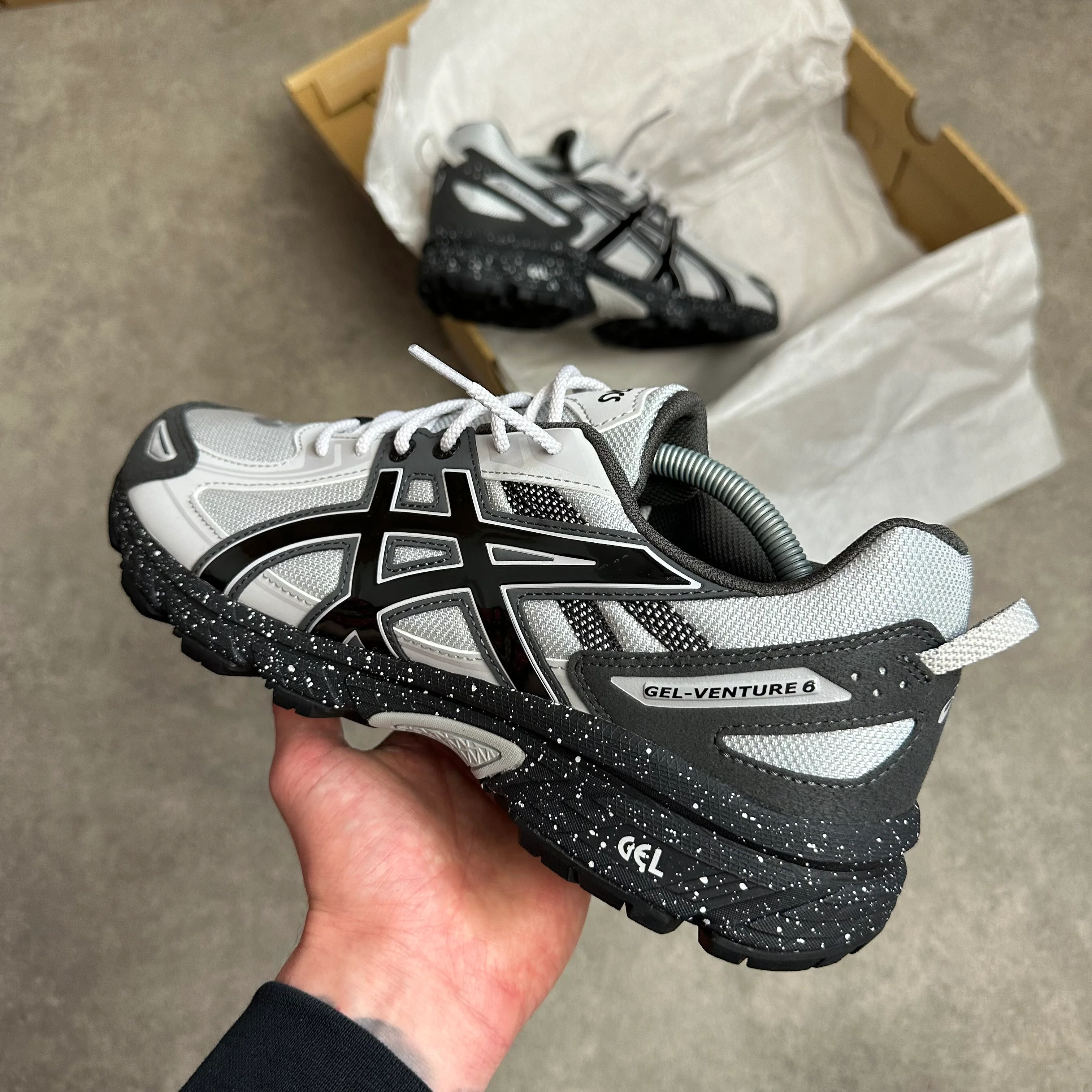 ASICS GEL VENTURE 6 TRAINER - GLACIER GREY / BLACK - Image 4