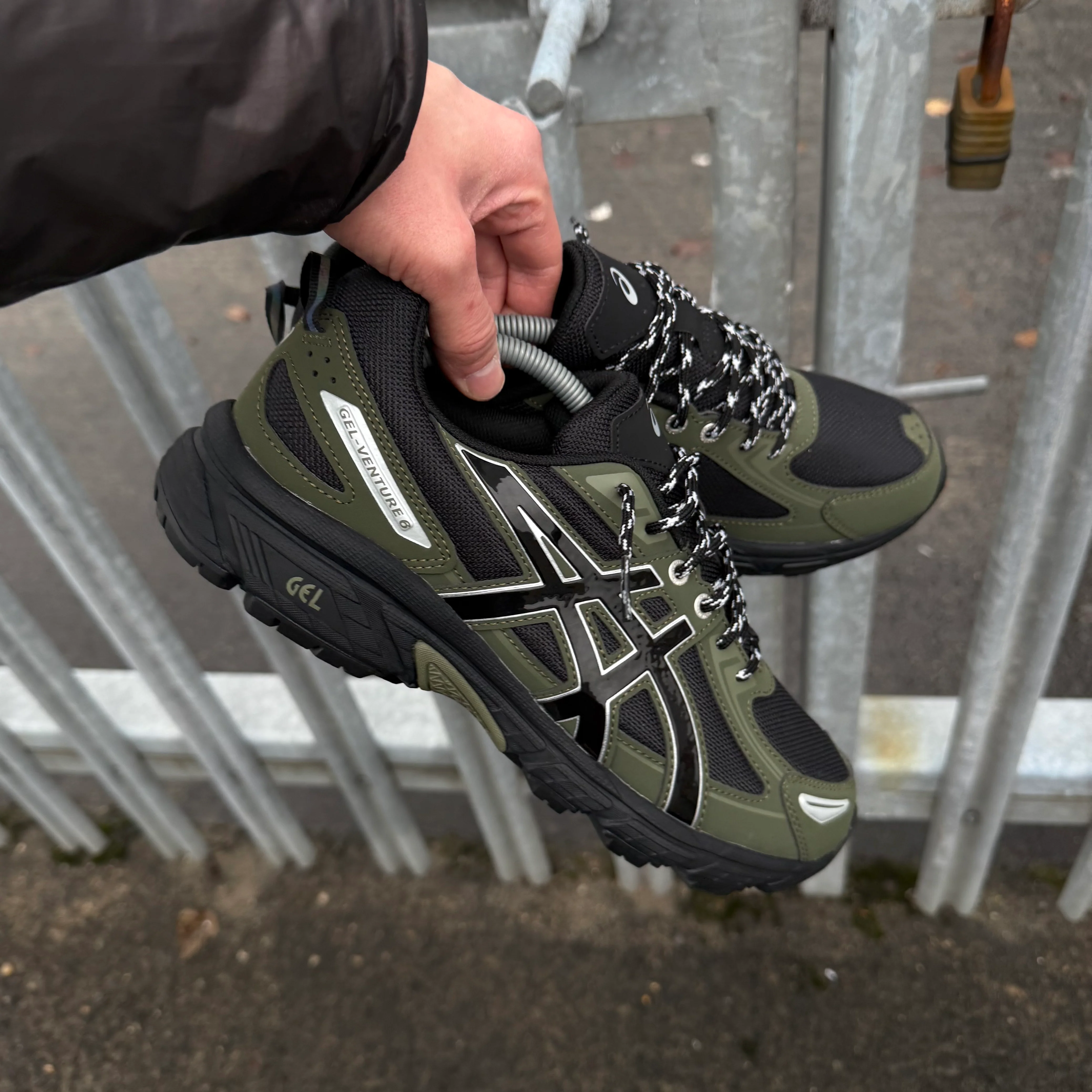 ASICS GEL VENTURE 6 TRAINER - BLACK / KHAKI - Image 2