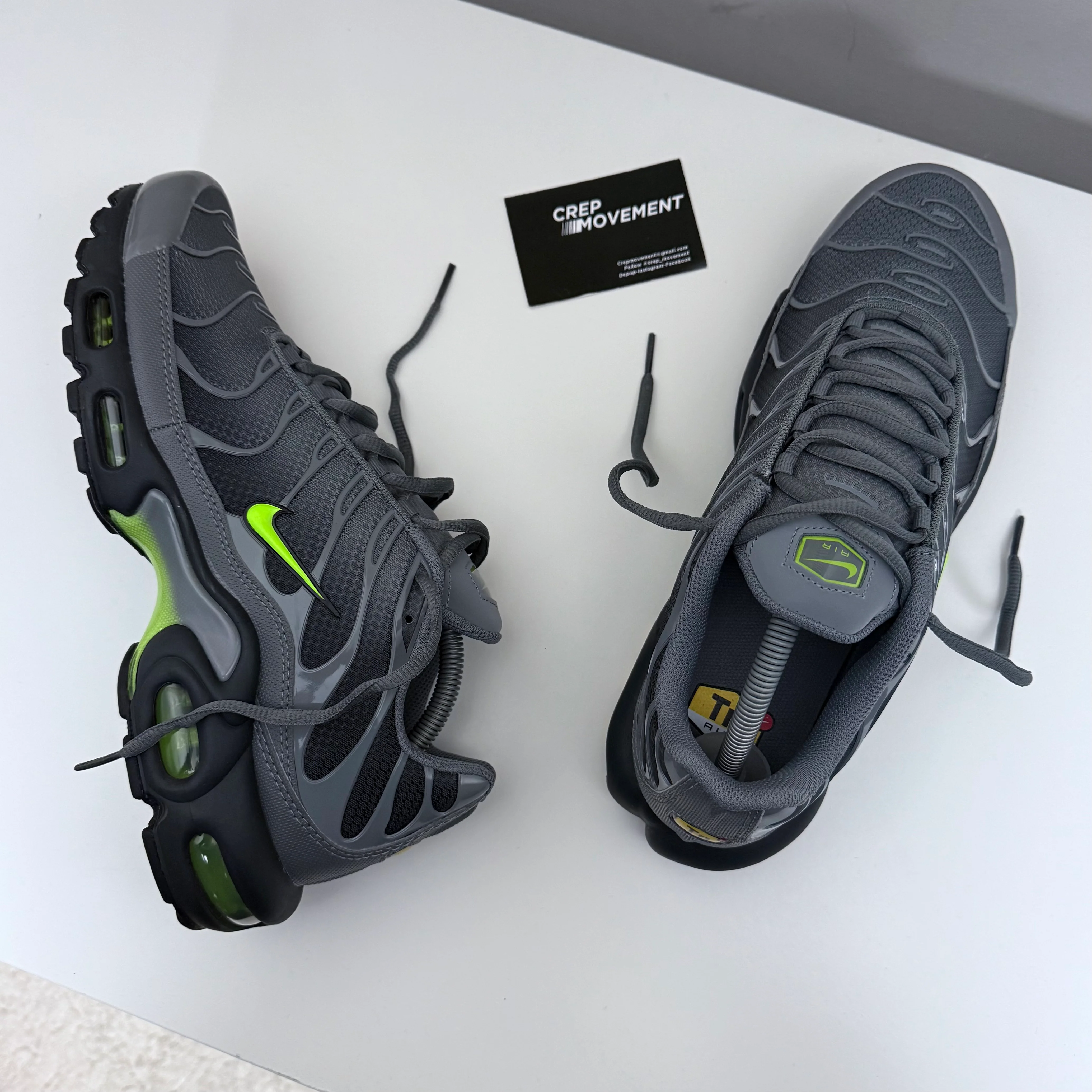 NIKE AIR MAX PLUS TN - SMOKE GREY / VOLT - Image 3
