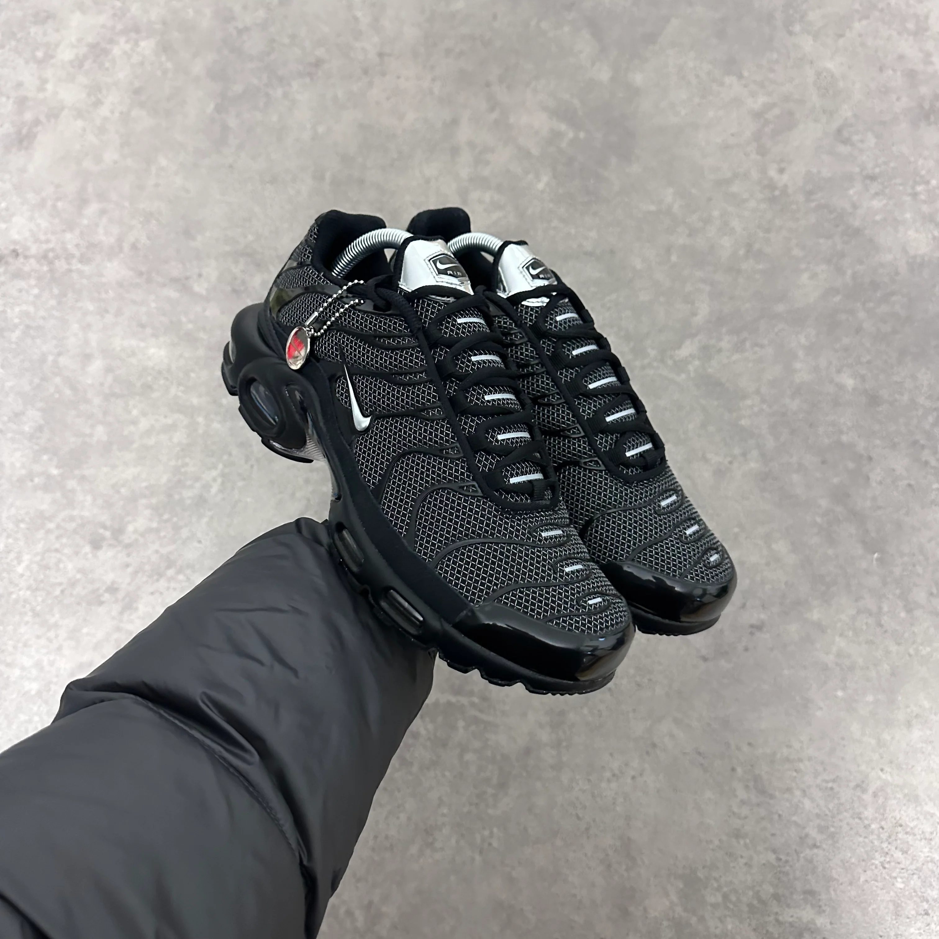 NIKE AIR MAX PLUS TN - BLACK / CHROME - Image 2