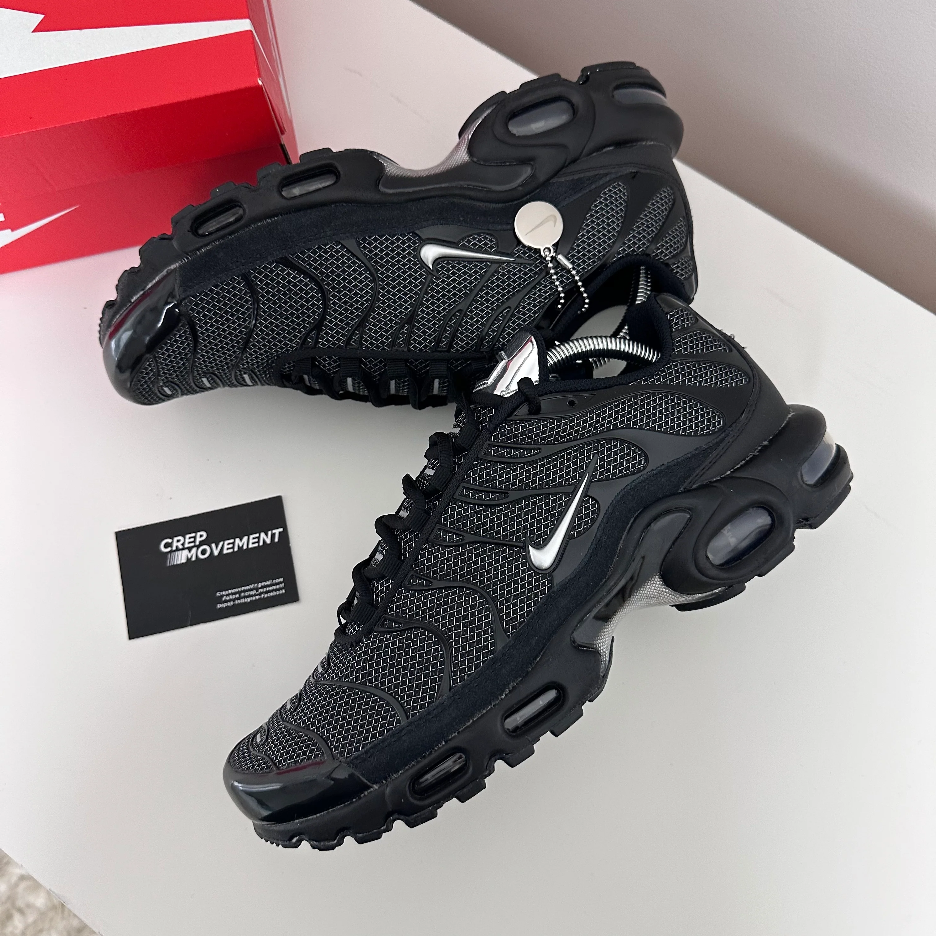 NIKE AIR MAX PLUS TN - BLACK / CHROME - Image 3