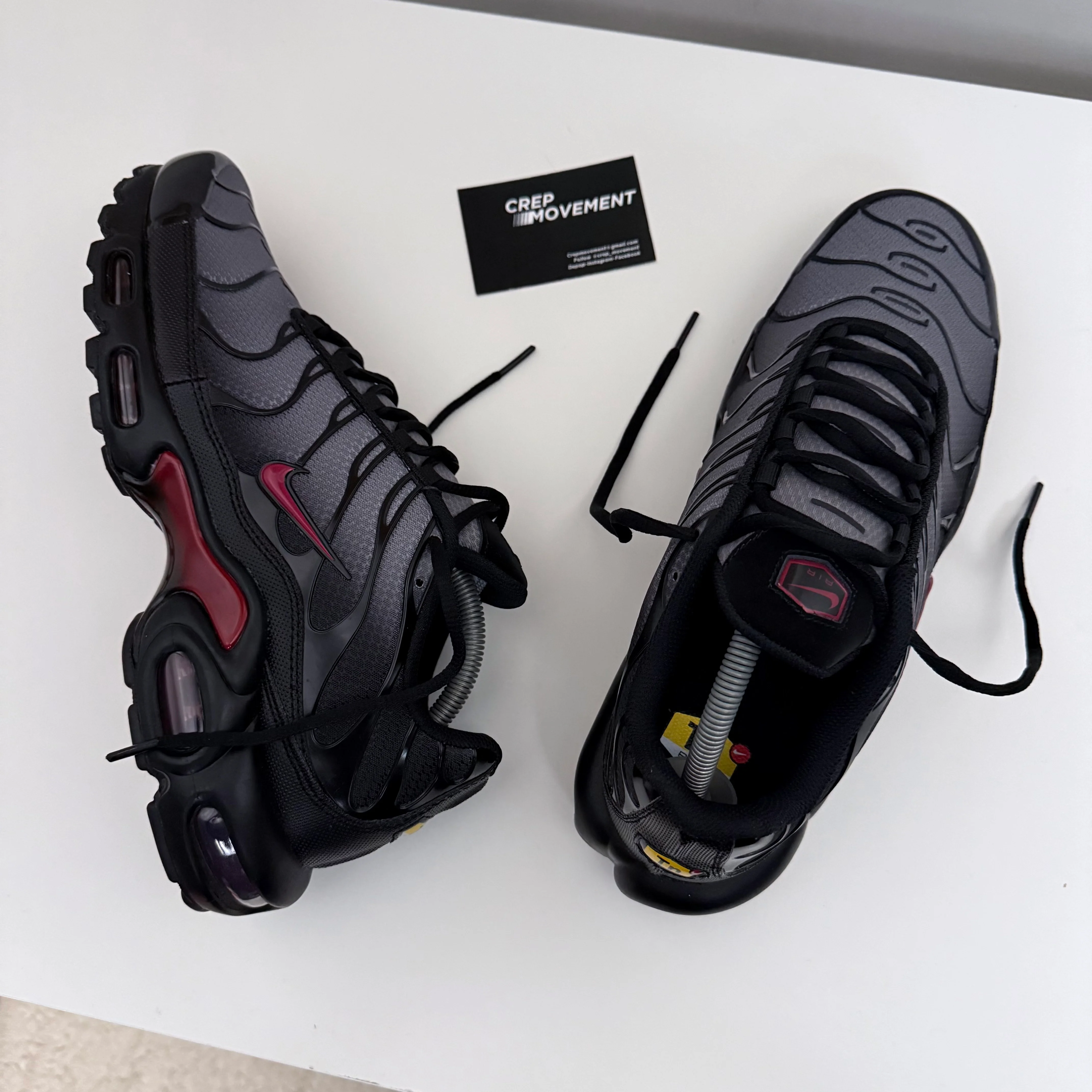 NIKE AIR MAX PLUS TN - BLACK / TEAM RED - Image 2