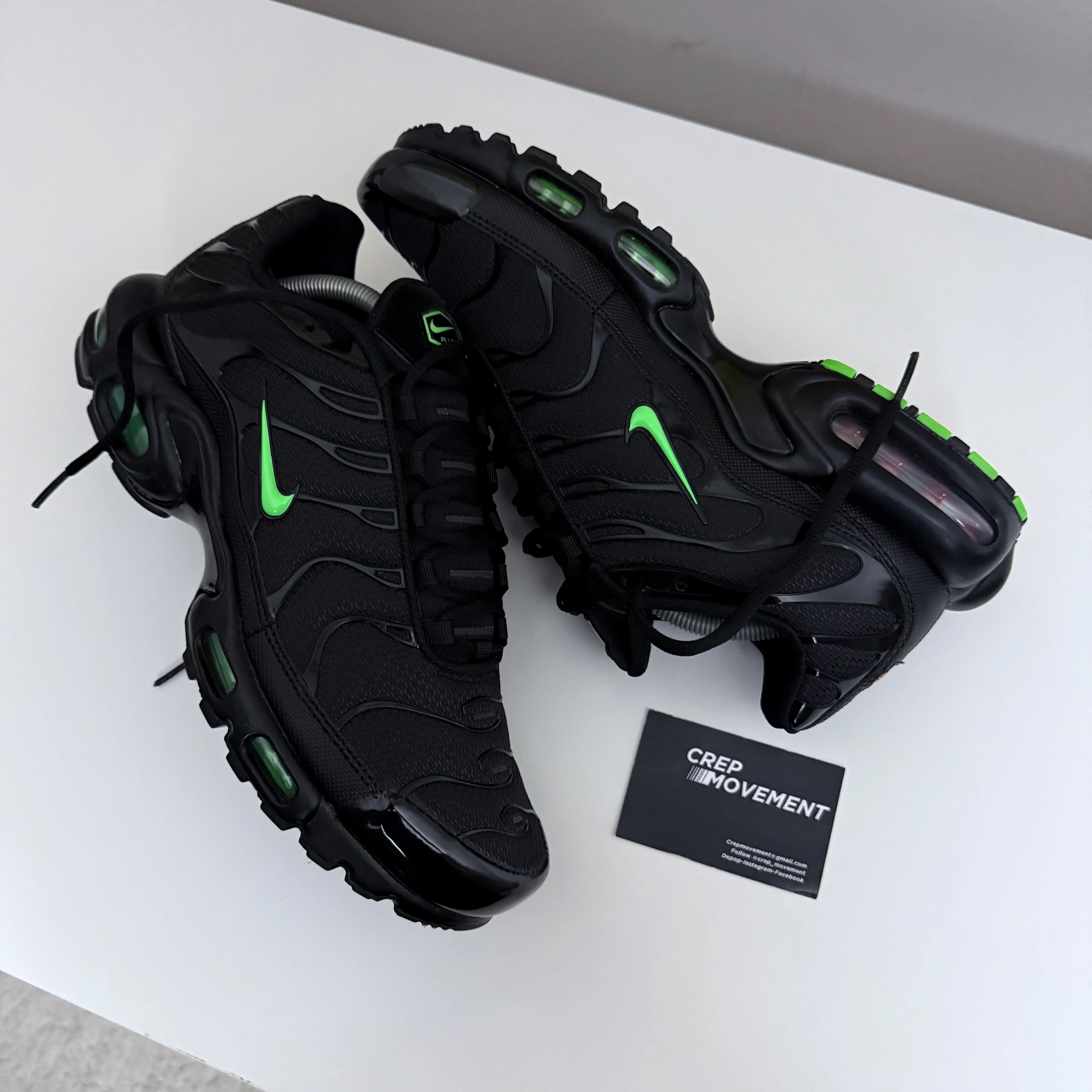 NIKE AIR MAX PLUS TN - BLACK / VENOM GREEN
