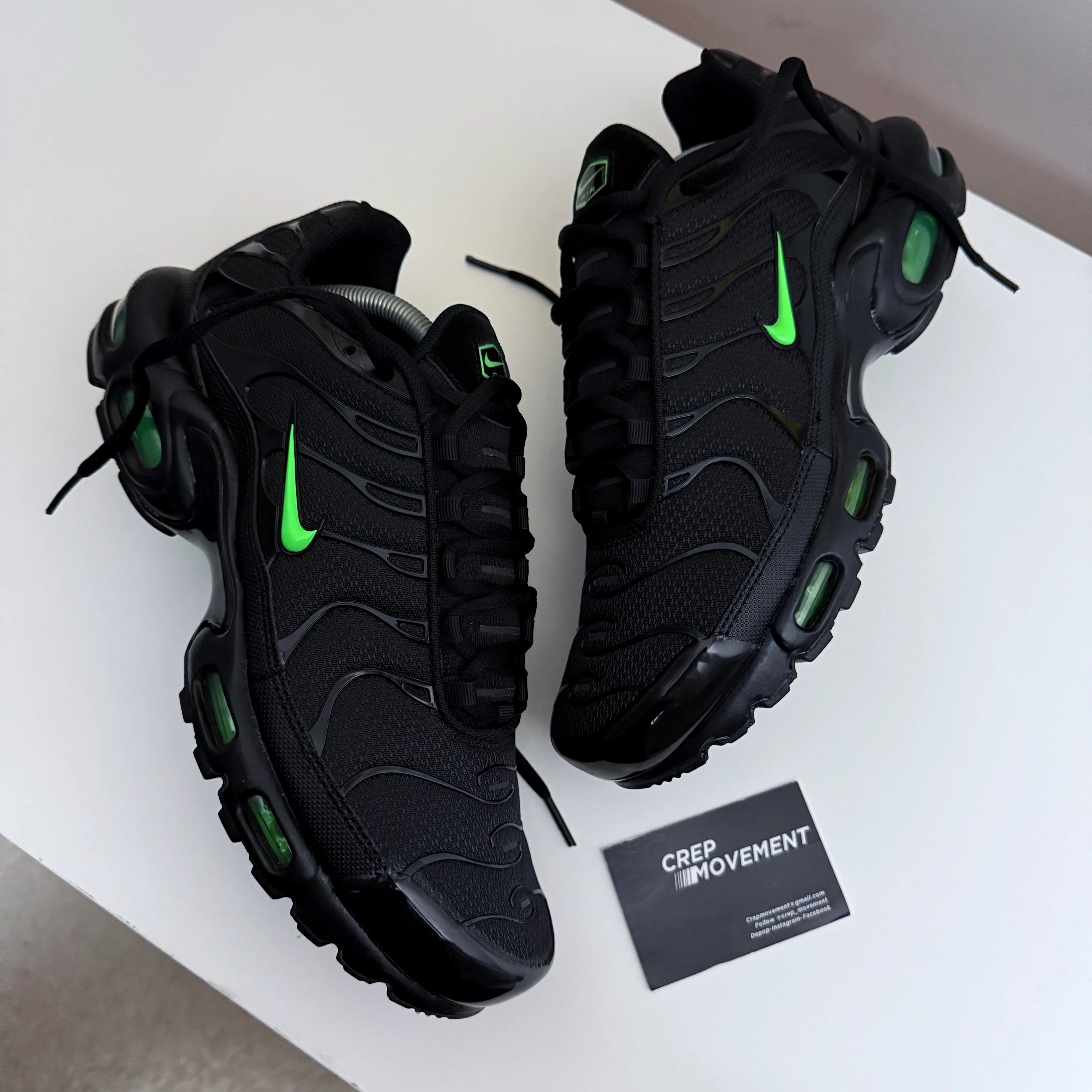 NIKE AIR MAX PLUS TN - BLACK / VENOM GREEN - Image 2
