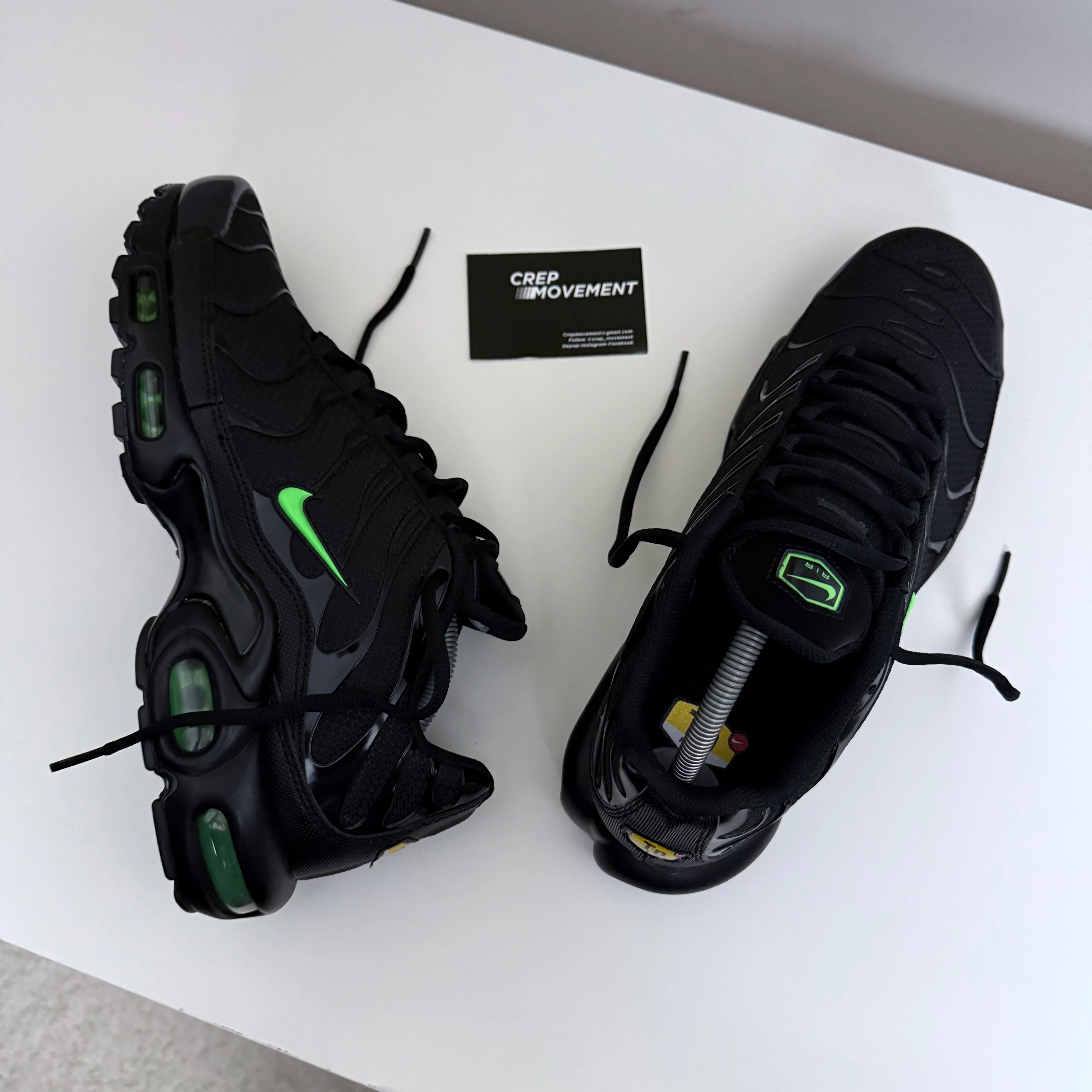 NIKE AIR MAX PLUS TN - BLACK / VENOM GREEN - Image 3