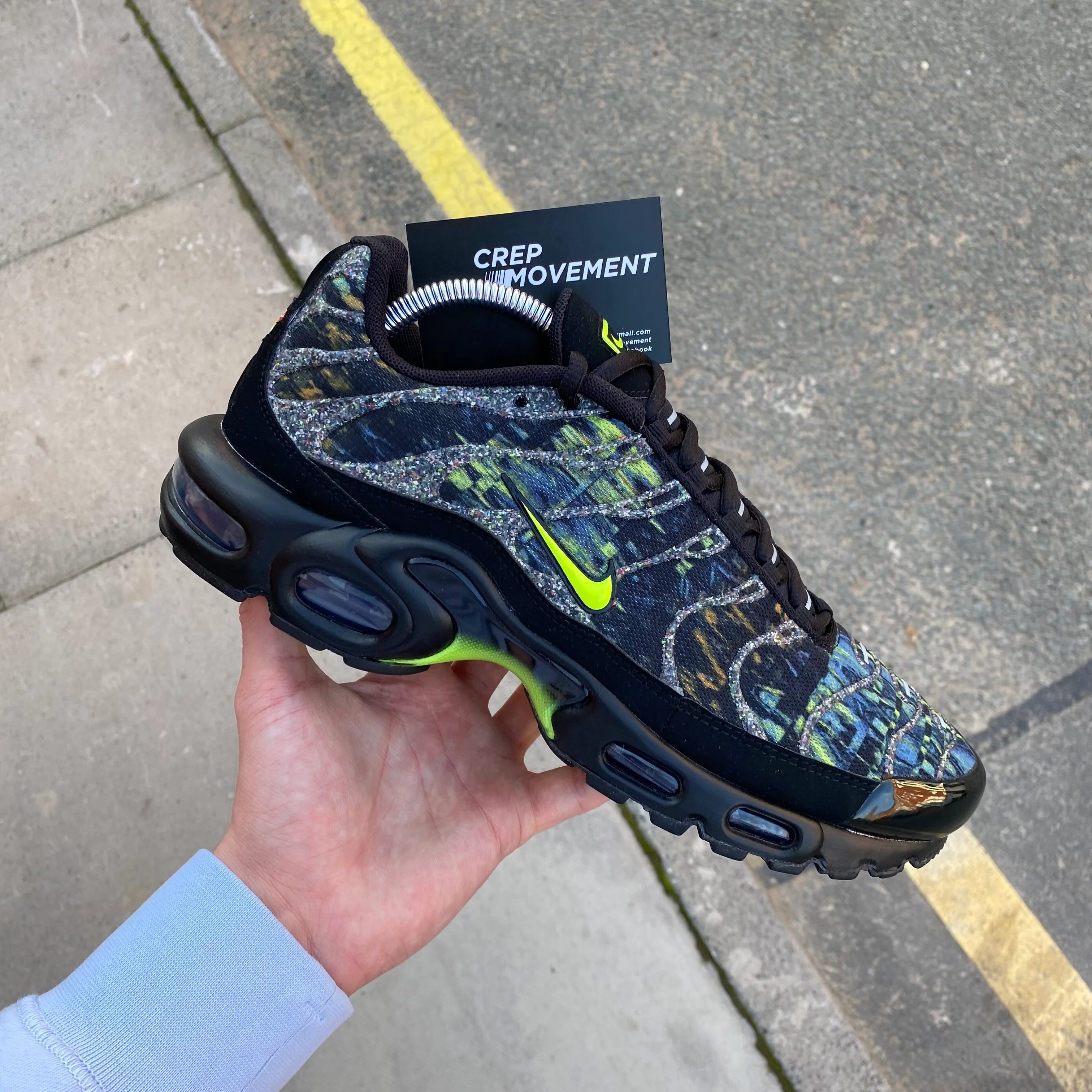 NIKE AIR MAX PLUS TN - BLACK / VOLT / BRIGADE BLUE