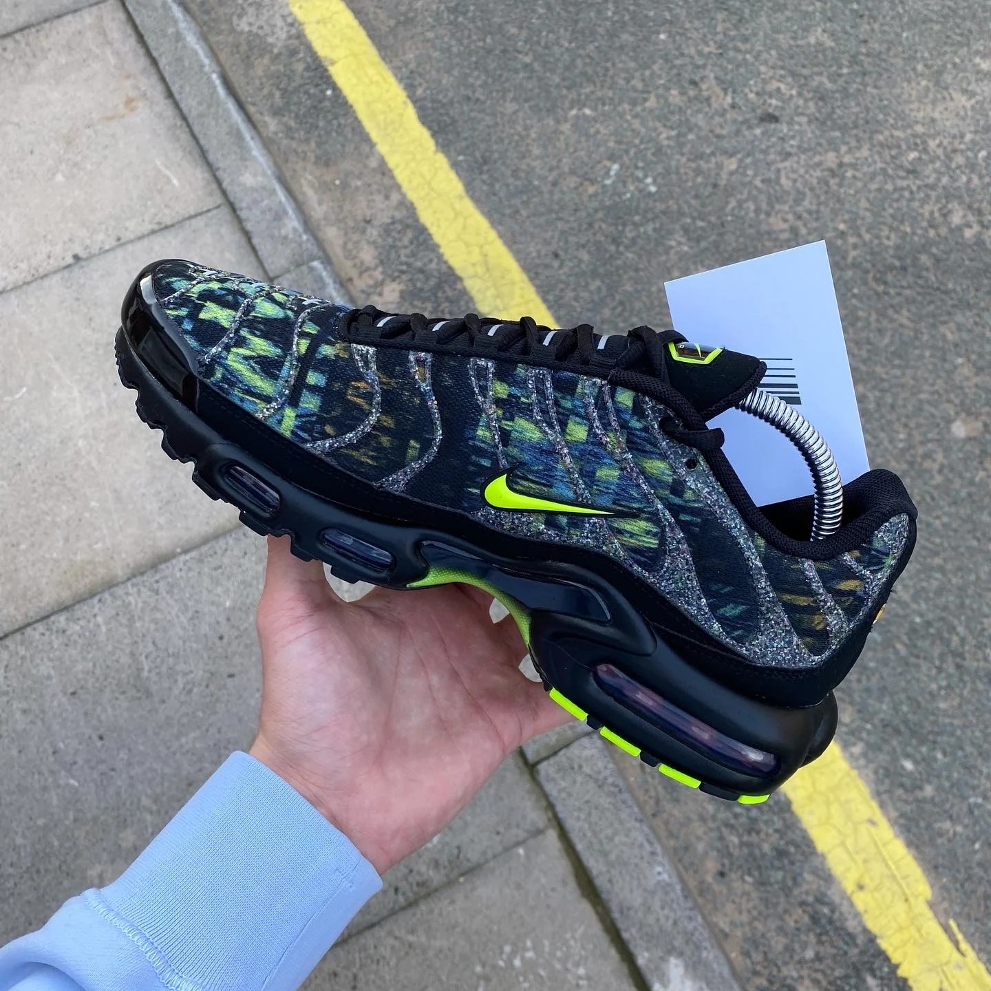 NIKE AIR MAX PLUS TN - BLACK / VOLT / BRIGADE BLUE - Image 2