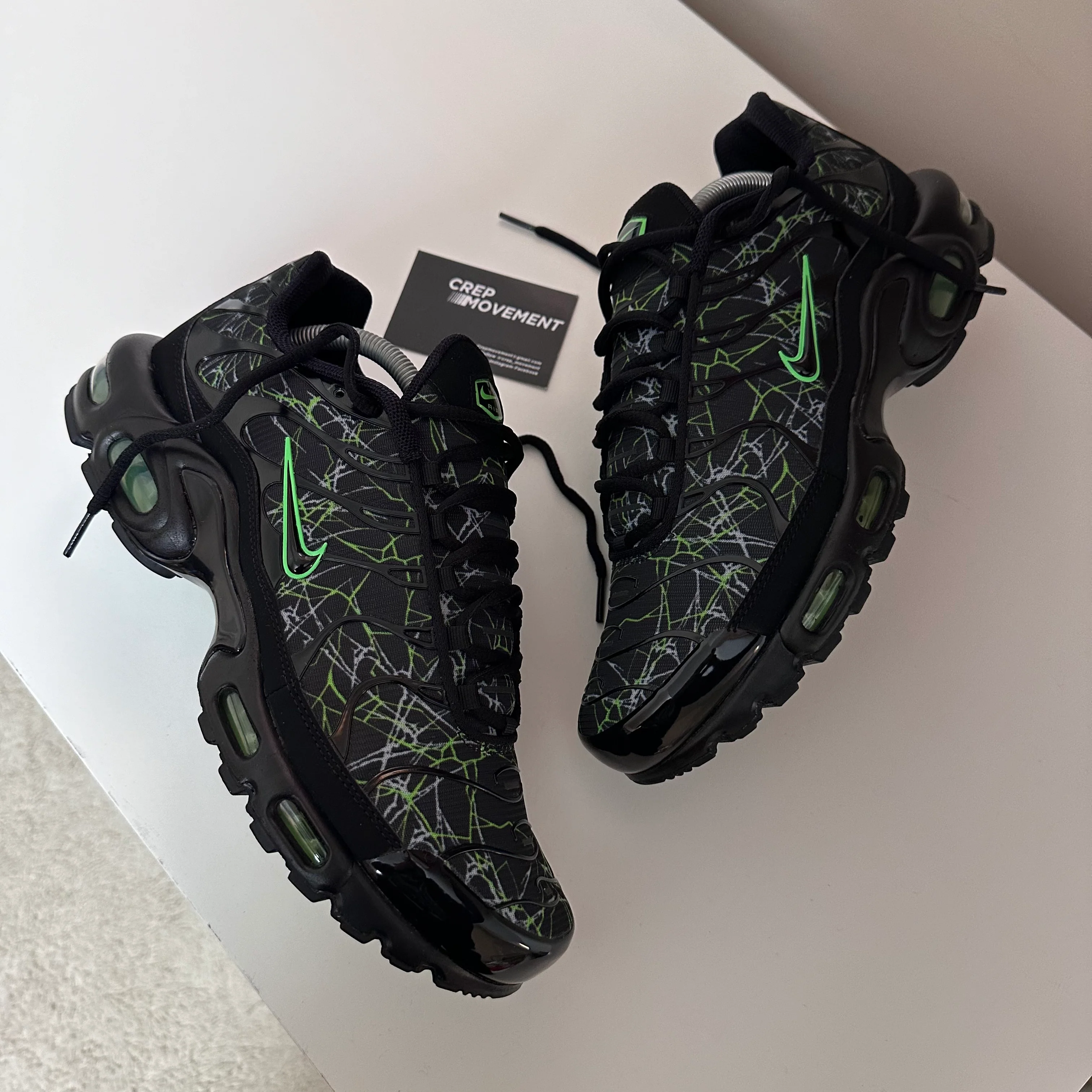 NIKE AIR MAX PLUS TN - ELECTRIC GREEN STRIKE - Image 2
