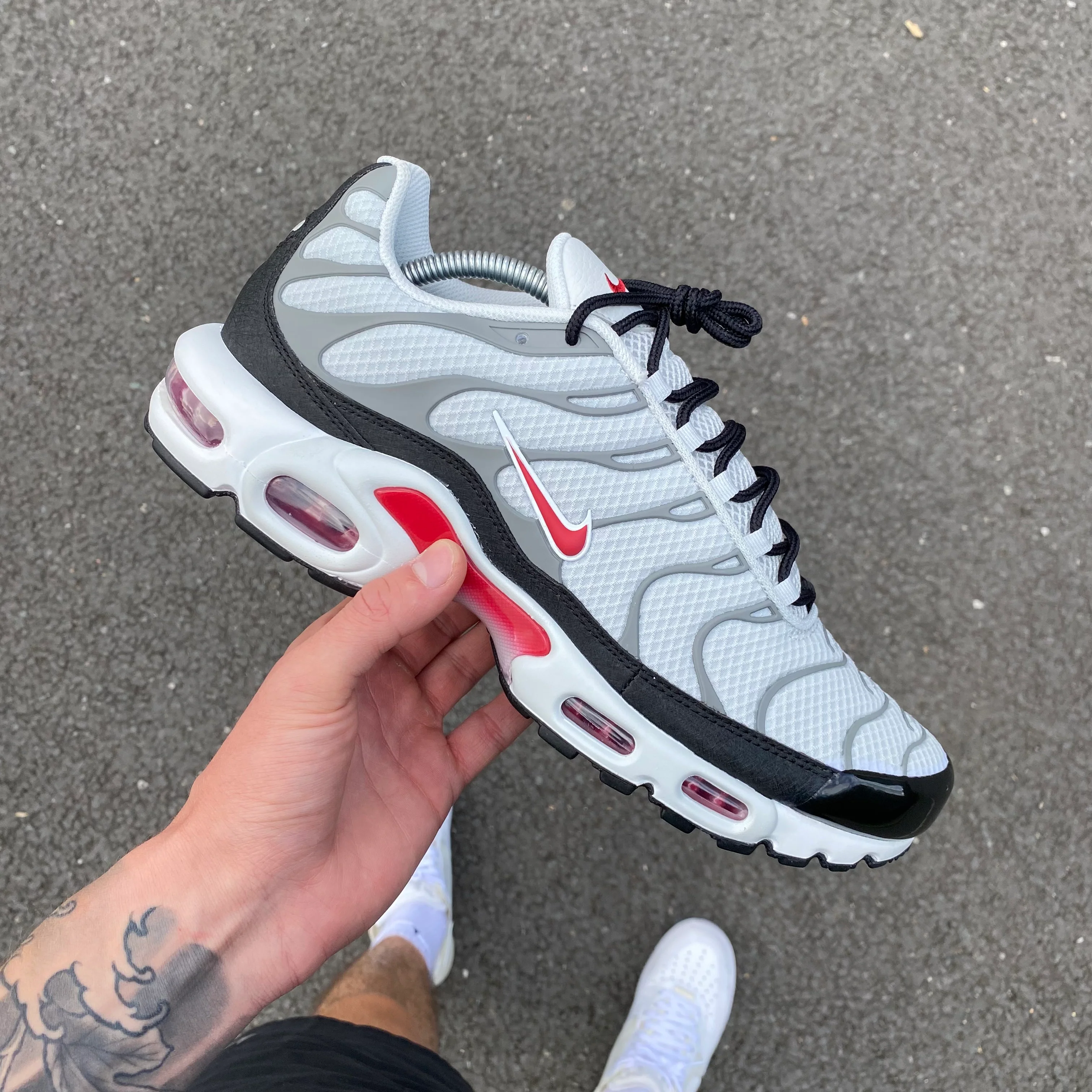 NIKE AIR MAX PLUS TN - SMOKE GREY / PHOTON RED - Image 3