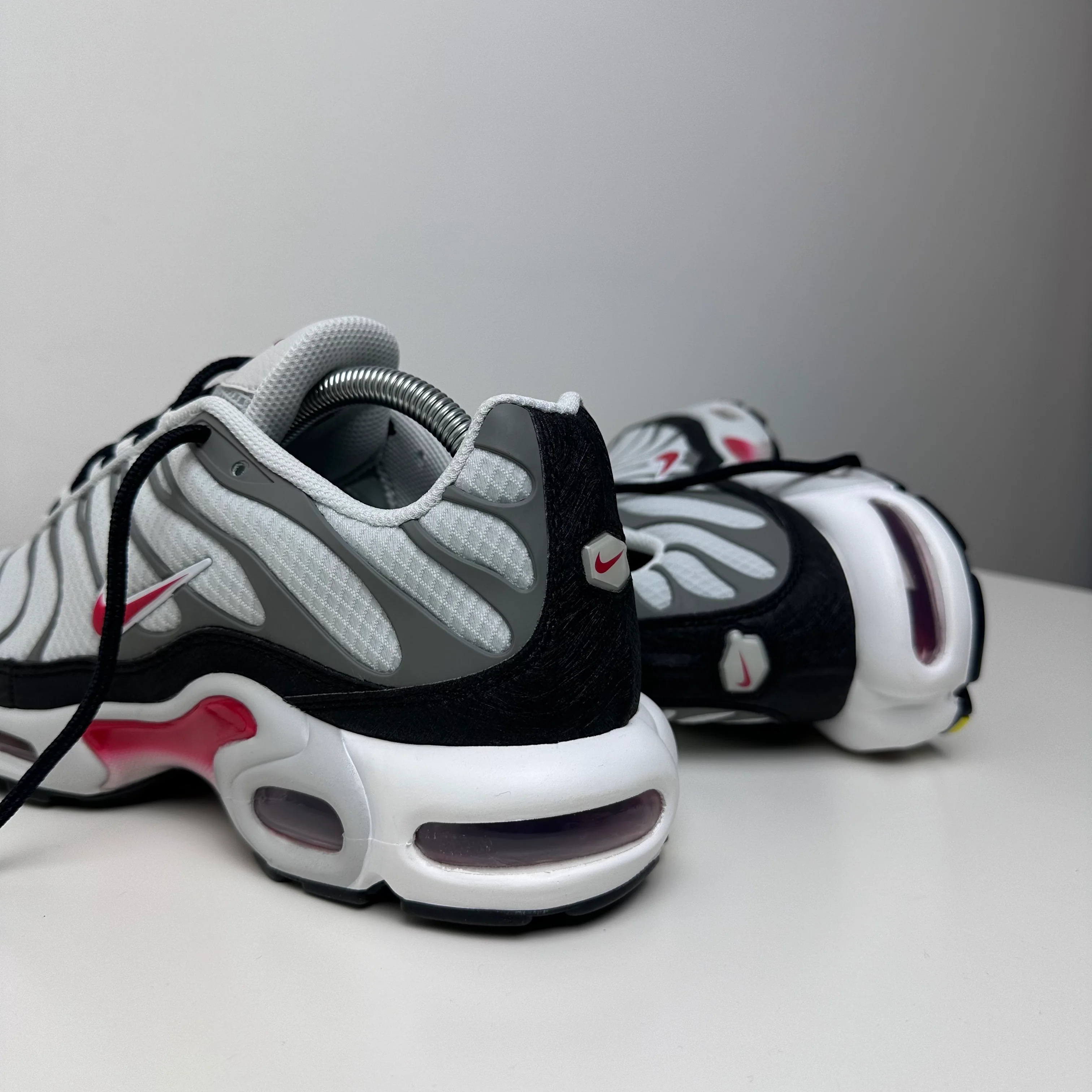 NIKE AIR MAX PLUS TN - SMOKE GREY / PHOTON RED - Image 4