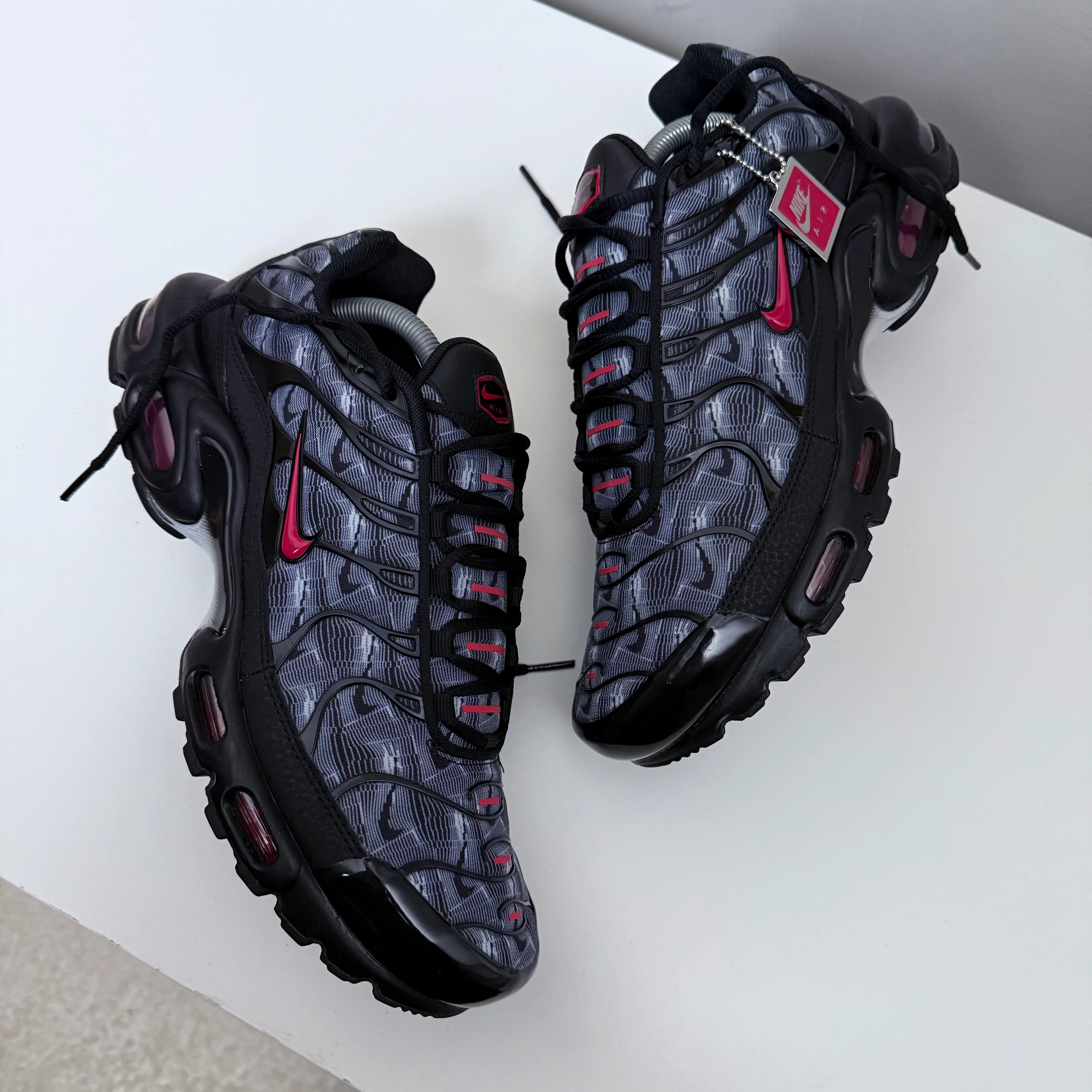 NIKE AIR MAX PLUS TN - REPEAT SWOOSH (BLACK / UNI RED) - Image 2