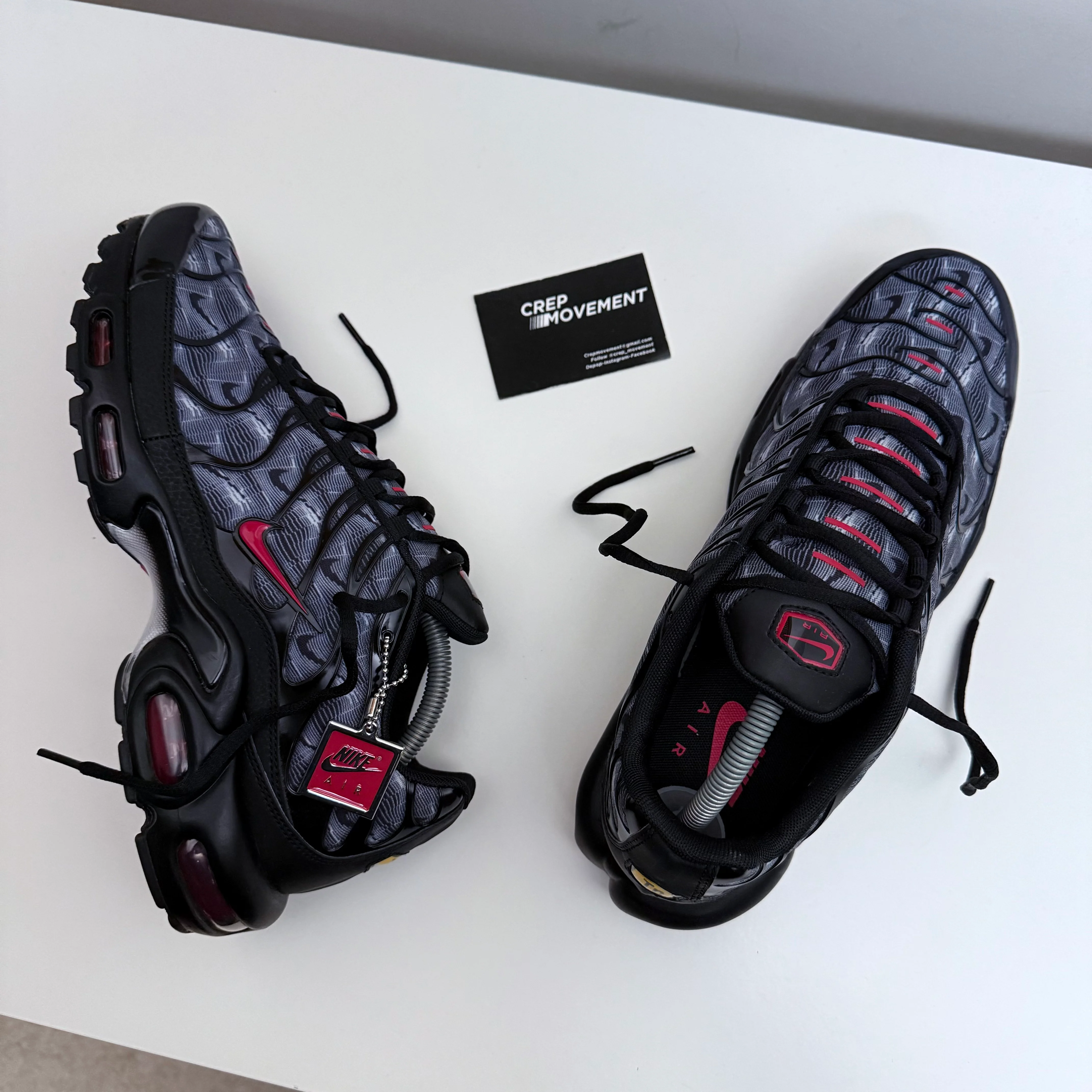 NIKE AIR MAX PLUS TN - REPEAT SWOOSH (BLACK / UNI RED) - Image 3