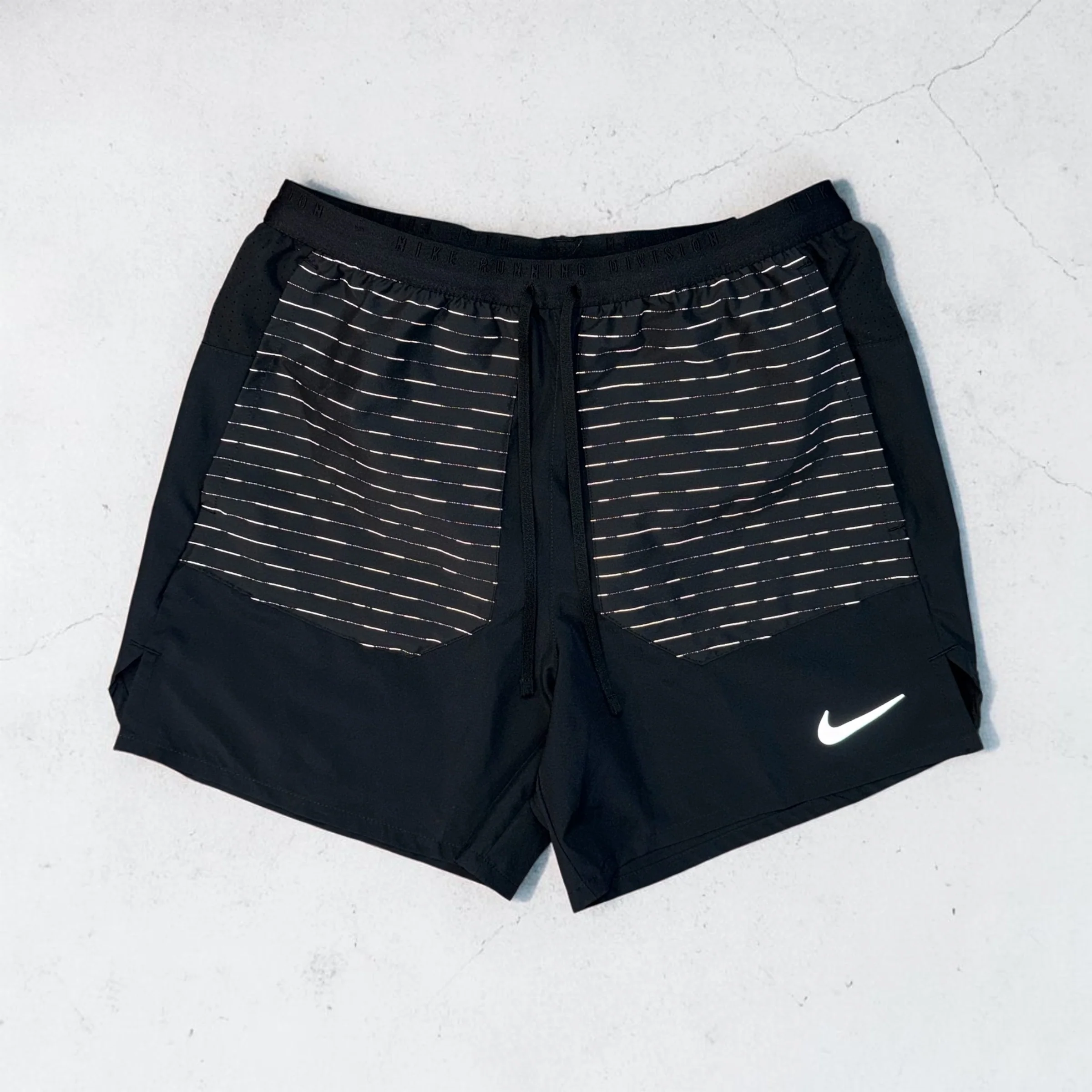 NIKE RUN DIV REFLECTIVE 5” SHORTS - BLACK - Image 2