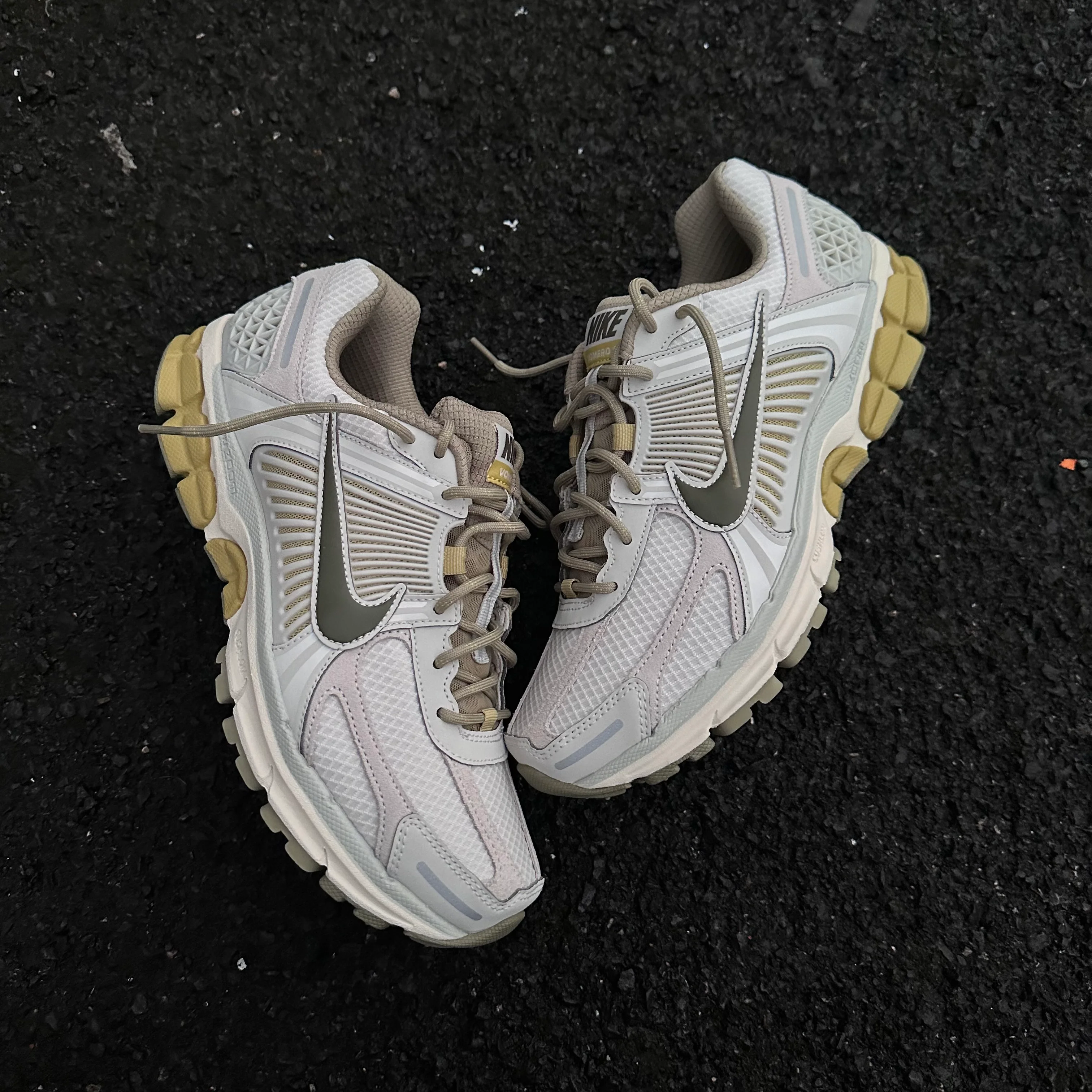 NIKE VOMERO 5 - BONE / OLIVE - Image 3